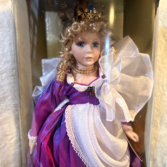 Porcelain Doll Collectable Memories Queen Zenia - Picture 1 of 7